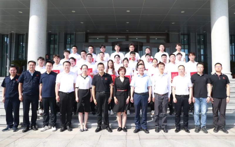 全國首次智能制造專業(yè)技術(shù)等級(jí)證書和職稱認(rèn)定證書頒發(fā)儀式在榮程集團(tuán)舉行