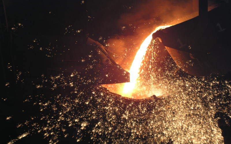 2004年，自建轉(zhuǎn)爐生產(chǎn)鋼水，成為實(shí)現(xiàn)鋼鐵全產(chǎn)業(yè)鏈條開(kāi)閘源頭