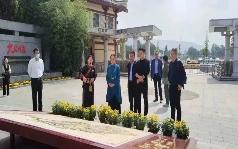 全國(guó)人大代表、中國(guó)民間商會(huì)副會(huì)長(zhǎng)、全聯(lián)女企業(yè)家商會(huì)會(huì)長(zhǎng)、天津榮程祥泰集團(tuán)董事會(huì)主席張榮華到靈寶市考察傳統(tǒng)文化保護(hù)傳承