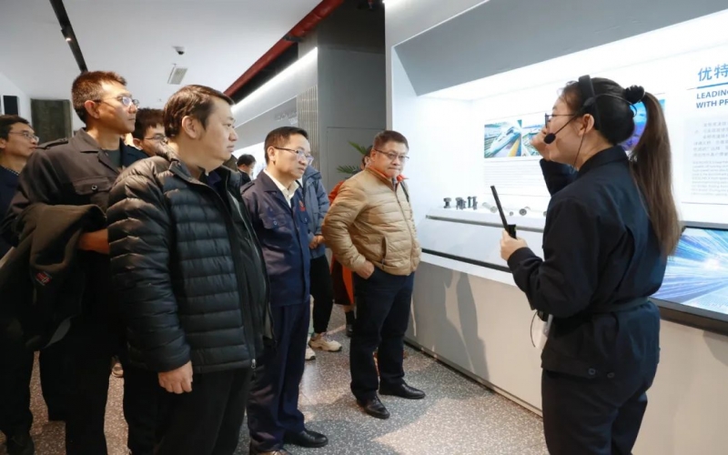 天津大學宣懷學院院長、九安醫(yī)療董事長劉毅一行到榮程集團參觀調研