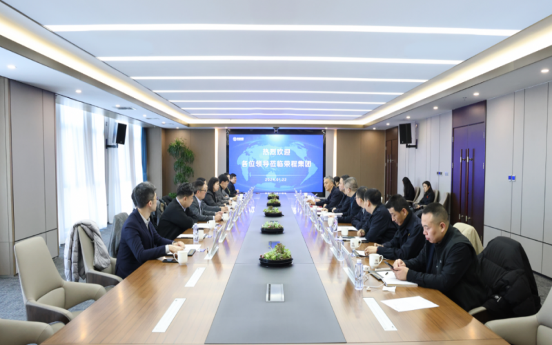 信德集團(tuán)業(yè)務(wù)發(fā)展部總監(jiān)袁偉強(qiáng)、榮華控股企業(yè)集團(tuán)執(zhí)行總裁郝曉嬋一行到榮程集團(tuán)參觀座談