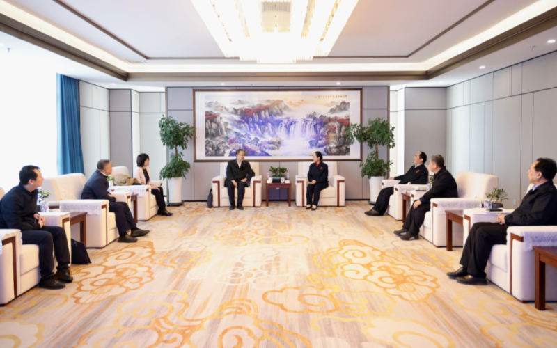 中共天津市委統(tǒng)戰(zhàn)部副部長(zhǎng)、市工商聯(lián)黨組書記郝樹(shù)民一行到榮程集團(tuán)慰問(wèn)調(diào)研