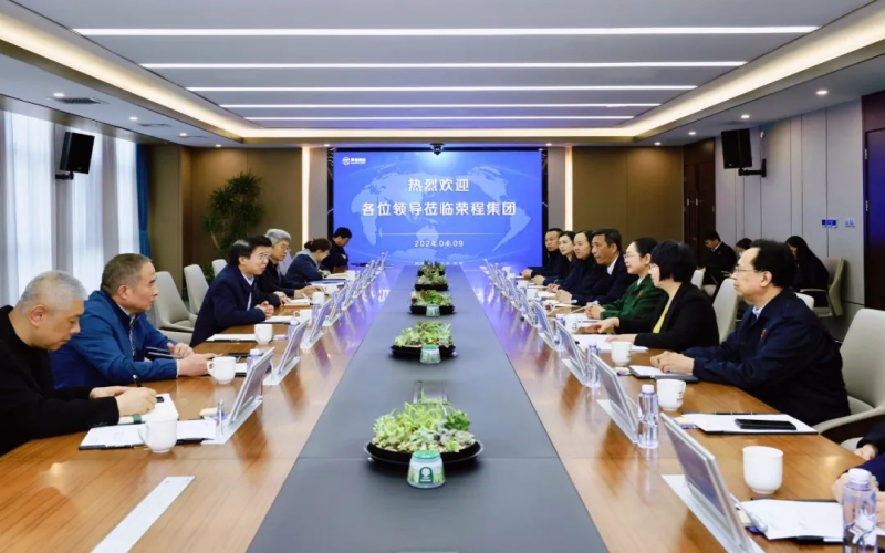 榮程集團(tuán)董事會(huì)主席張榮華與天津紡織集團(tuán)黨委書(shū)記、董事長(zhǎng)葛傳兵開(kāi)展座談交流