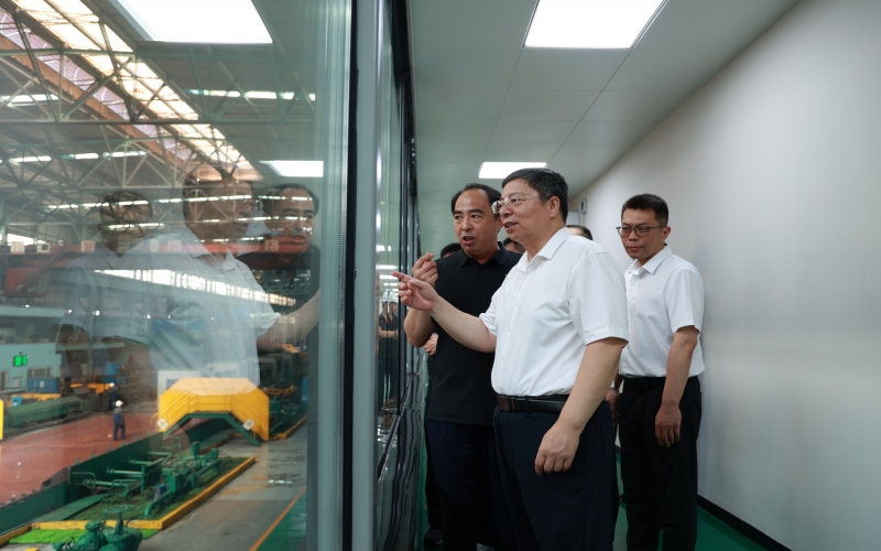 天津市總工會黨組書記楊春武深入榮程鋼鐵集團開展“夏送清涼”慰問活動